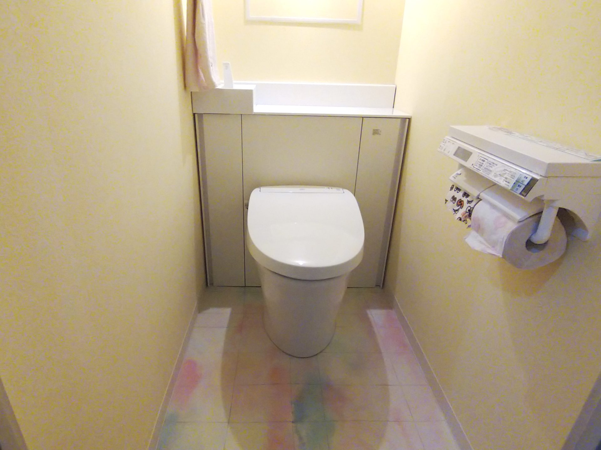 気分も上がる優しいイエロー空間のトイレ｜LIXIL キャビネット付きトイレ リフォレ：豊中市