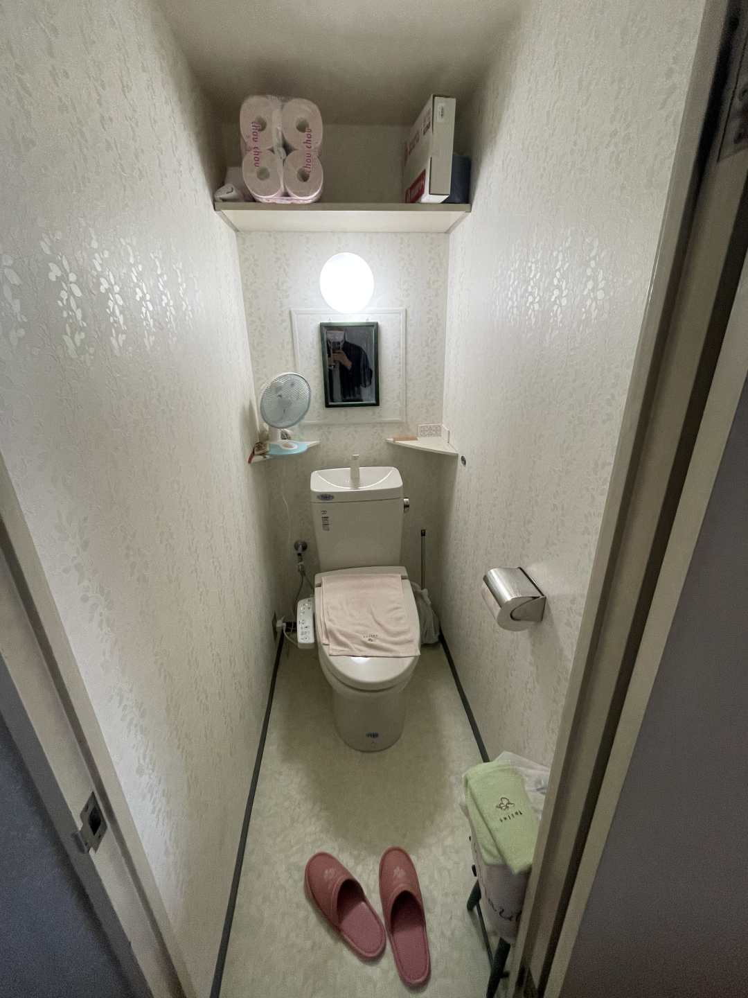 気分も上がる優しいイエロー空間のトイレ｜LIXIL キャビネット付きトイレ リフォレ：豊中市